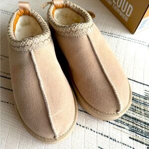 Project Cloud Nerita Sheepskin Slip-On Shoes – Sand | Size 7.5 | NWT